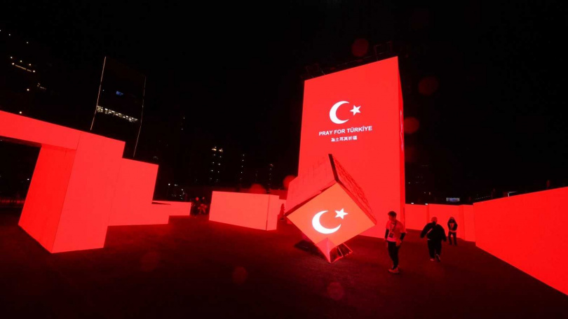 「光鑰未來」，在沉浸式光影迷宮投影全版土耳其國旗及「Pray for Türkiye 為土耳其祈福」字樣，與參觀民眾一同祈求土耳其一切平安。（圖／台北市觀傳局提供）